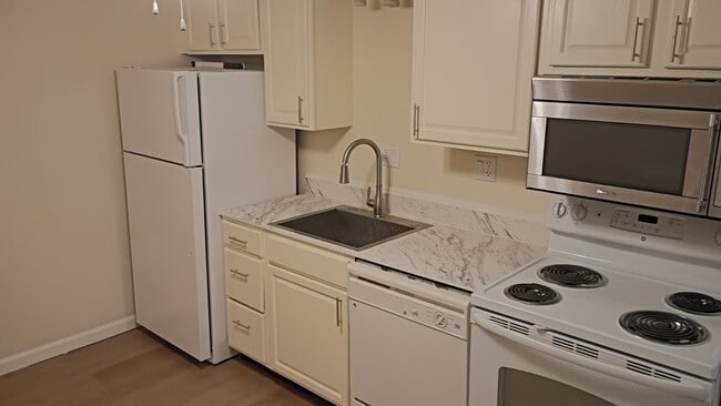 Remodeled Kitchen - 5523 Ellsworth Ave Unit Ellsworth