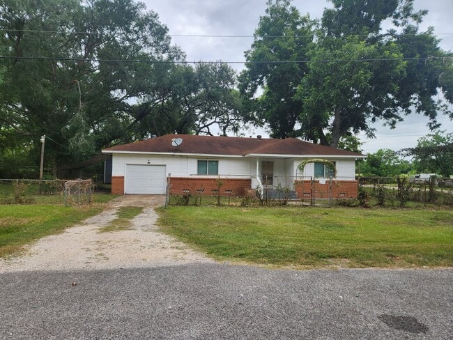 Building Photo - Lovely 3 Bedroom 1 Bathroom home with a Fe...