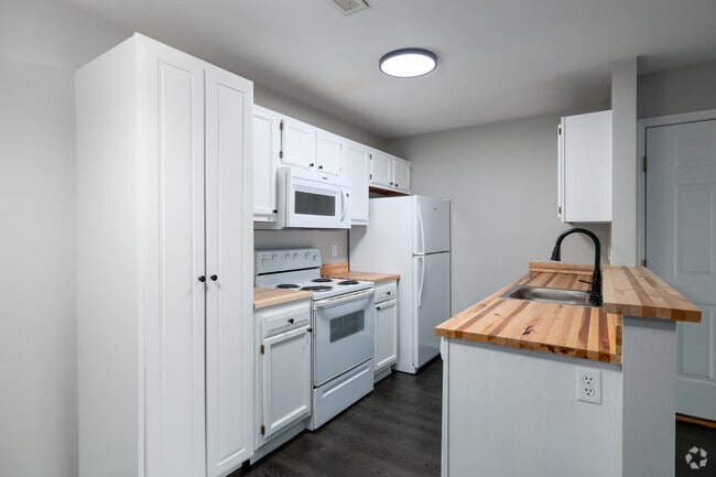 2BR, 2BA - 1,095SF - Kitchen - Ozark South Apartments