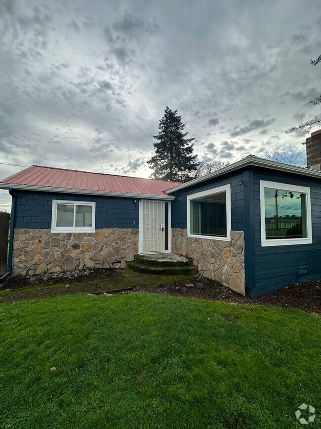 Building Photo - 3 BEDROOM 1 BATH APARTMENT LOCATED IN NORT...
