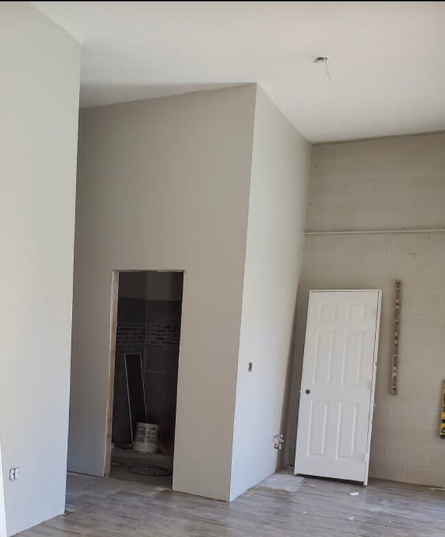 High ceilings. - 1305 Palm St