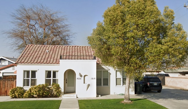 1 Bedroom Bungalow w/Garage! - 1 Bedroom Bungalow w/Garage!