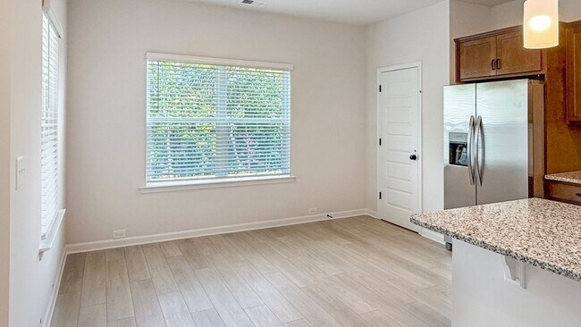 Photo - 800 Dundee Wy