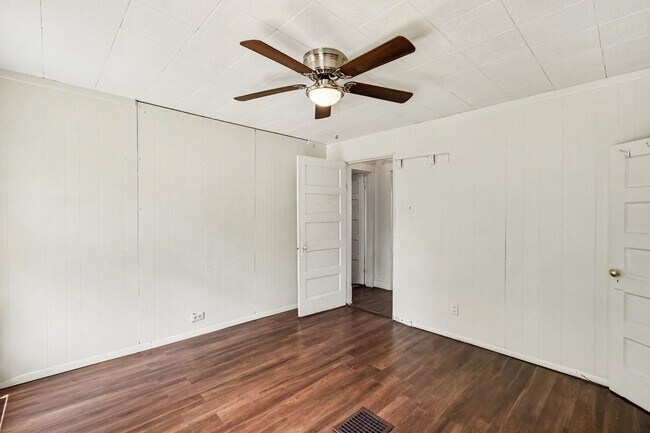 Photo - 2038 McLaran Ave