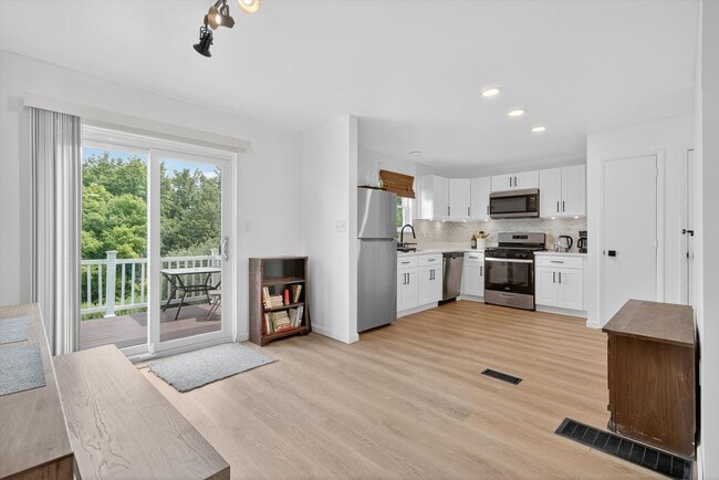Building Photo - Gorgeous Newly Renovated 3 BR, 2.5 BA Town... Rental