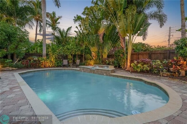 Photo - 425 NE 25th St