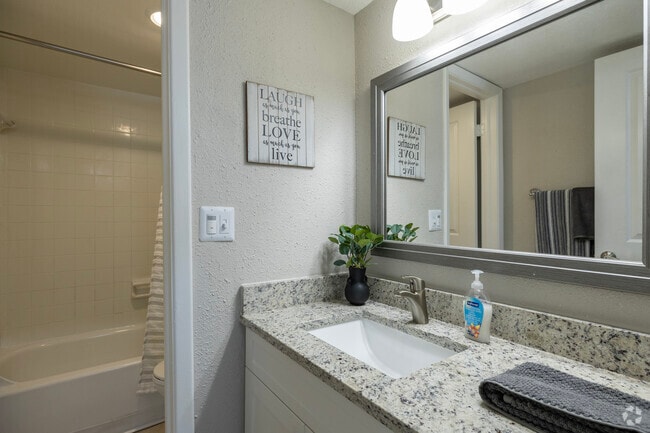 2 habitaciones, 2 baños - 900 pies cuadrados - Baño - Urban Place Apartments