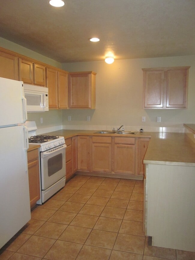 Photo - 3 Bedroom / 2.5 Bathroom Townhouse in SW Redmond's Reindeer Heights