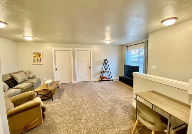 Photo - 275 E 1725 N