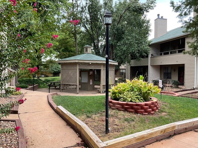 Building Photo - Newly renovated 2Bedroom 2 Bath Condo