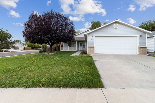 Wonderful 3 Bedroom Home with New Flooring... - Wonderful 3 Bedroom Home with New Flooring...