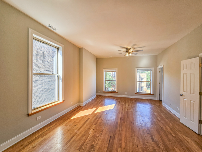 Photo - 1739 W Addison St Apartment Unit 3