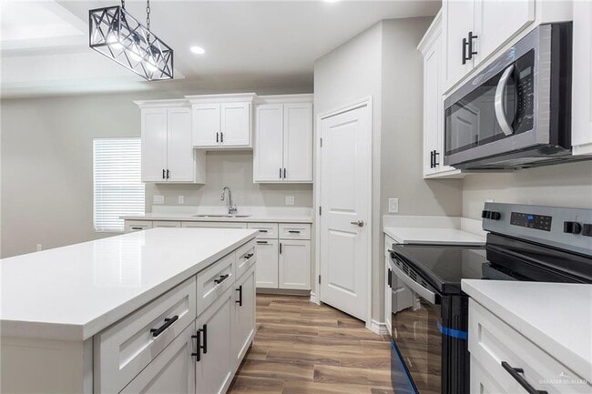 Photo - 9 Cedar Ave E