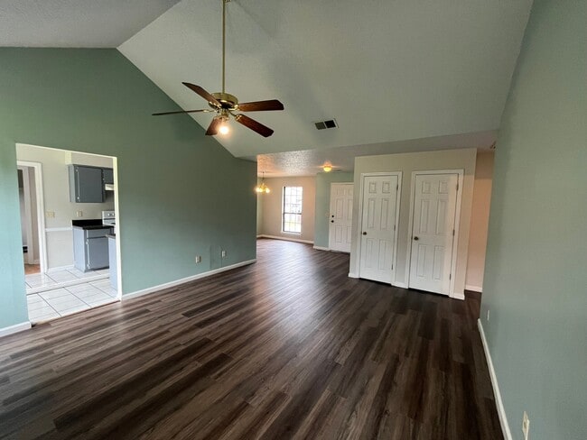 Photo - 907 Primrose Ln
