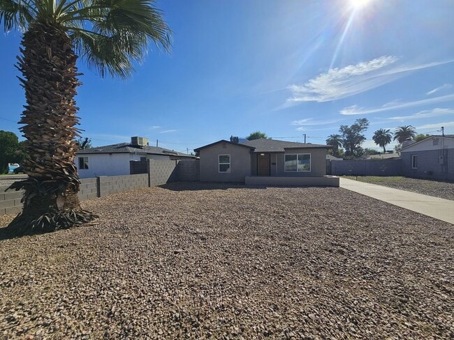 Photo - Charming Home 3 bedrooms 1 bath Large Yard.