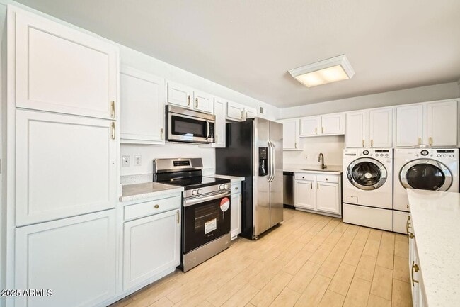 Building Photo - 726 N 78th St