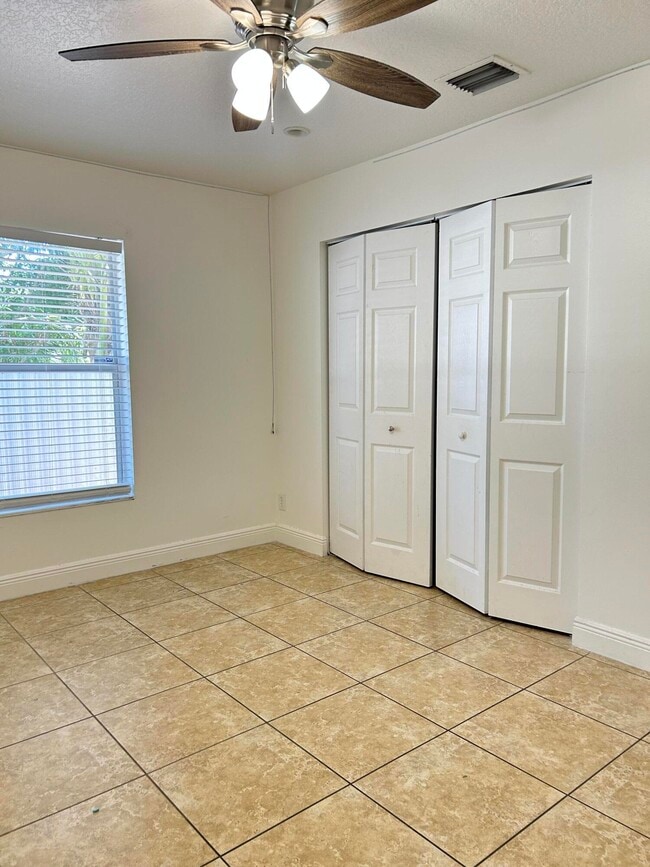 Photo - 819 Hansen St