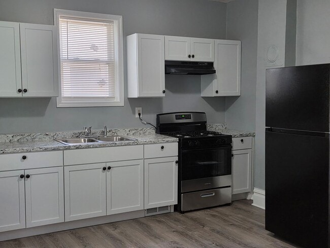 Building Photo - Fully Upgraded Interior