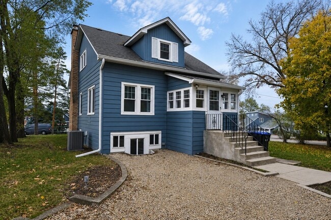 Building Photo - 3916 E Lake Shore Dr