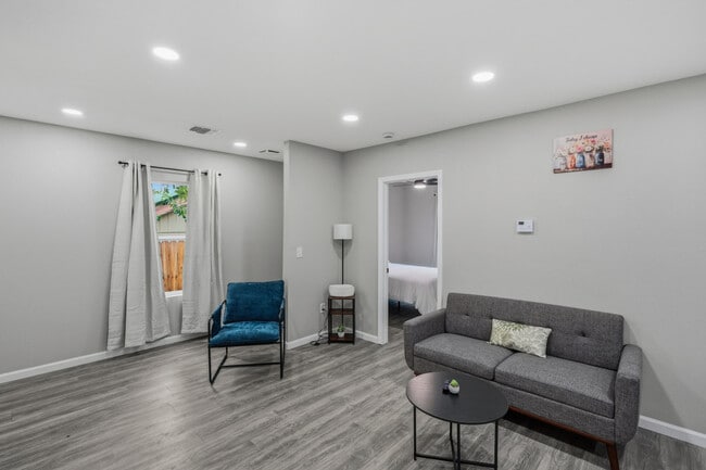 Building Photo - 2306 E Houston St Unit ID1335131P