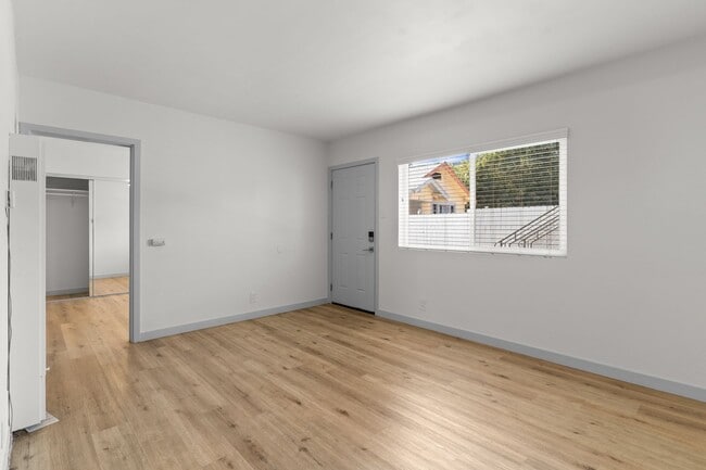 Photo - 1078 E 7th St Unidad 04