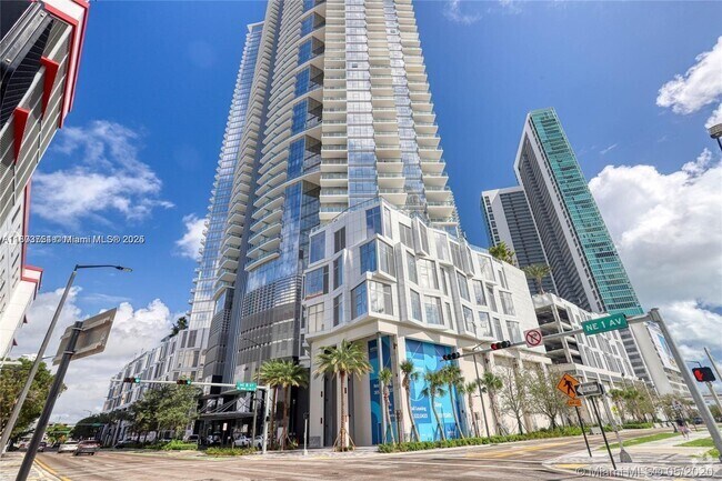 Building Photo - 851 NE 1st Ave Unit 3205 Rental
