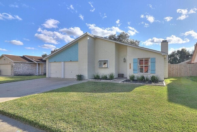 Photo - 913 St Timothy St