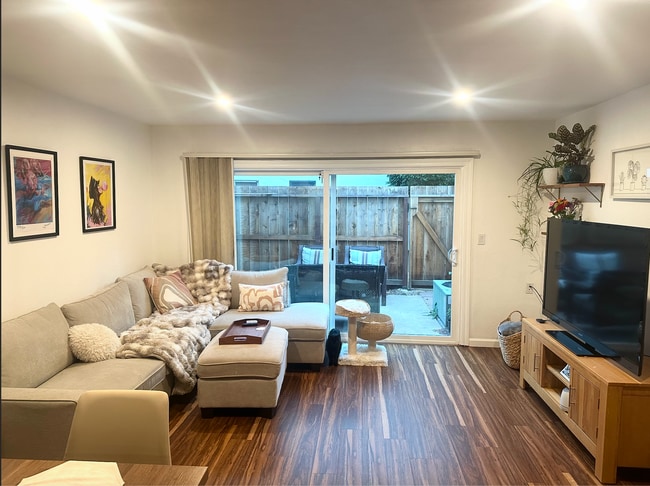 Building Photo - 1411 Creekside Dr Unit 14