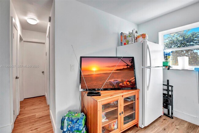 Photo - 458 SW 9th St Unidad 3