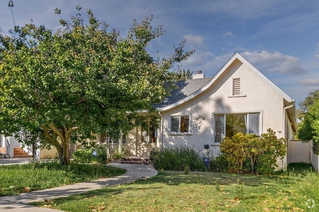 Building Photo - Spacious 4 BR 3 BA Home in Prime West L.A.