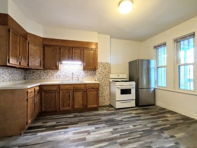 Building Photo - 90 Wenham St Unit 2