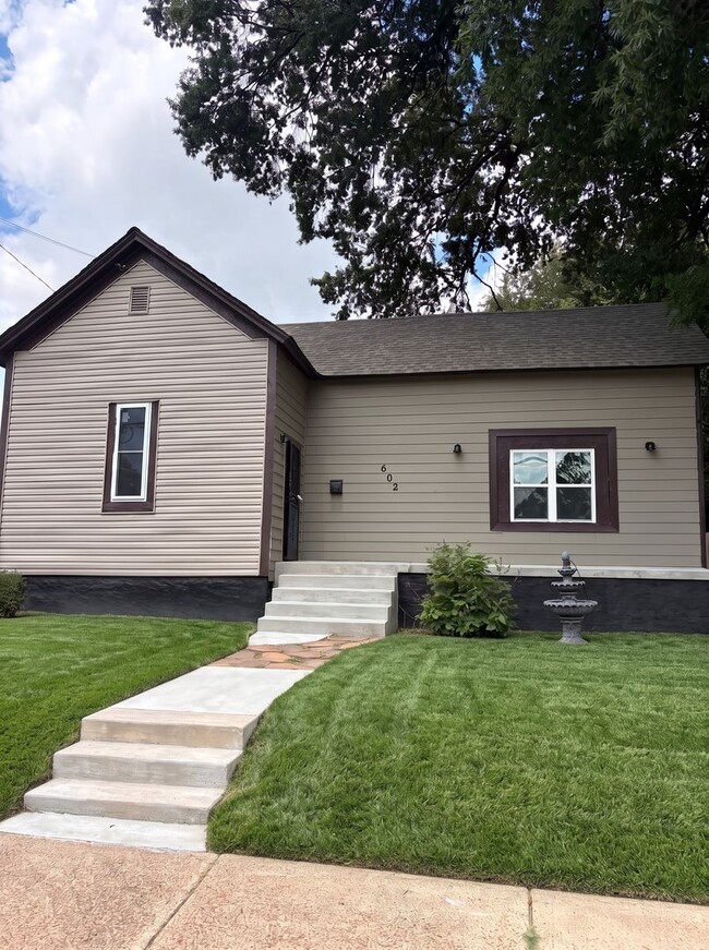 Building Photo - 602 E McLemore Ave