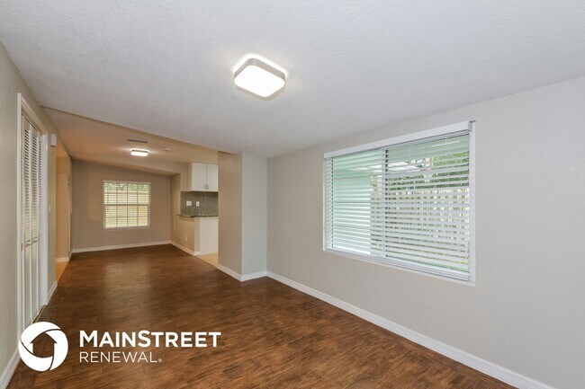 Photo - 111 42nd St W