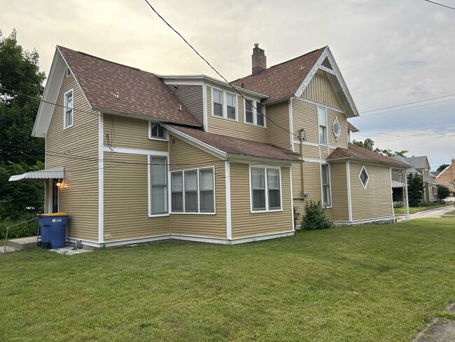 Photo - 542 Lyon St NE