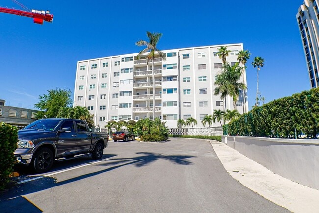 Building Photo - Stunning Fort Myers Condo with Water View!