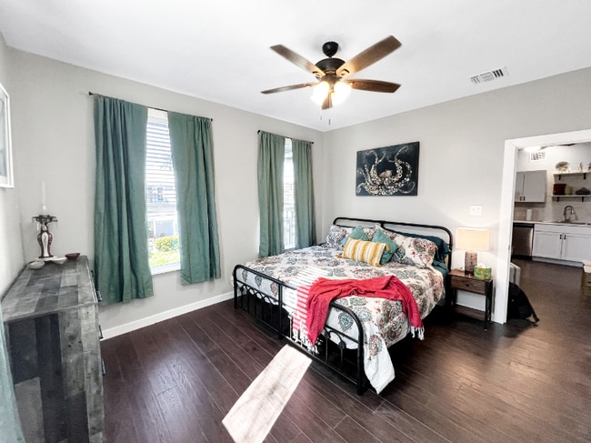 Photo - 638 W Elmira St Unit 2