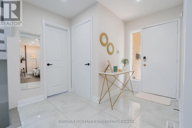 Photo - 36 Blueridge Square