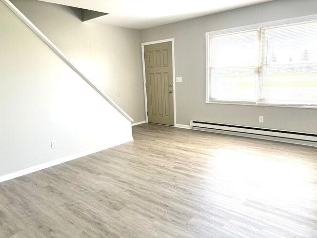 Photo - 724 Oakton Rd