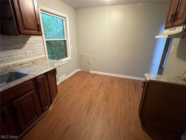 Photo - 16704 Meadowvale Ave