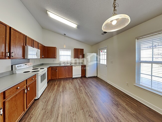 Photo - 855 Anchor Way NE