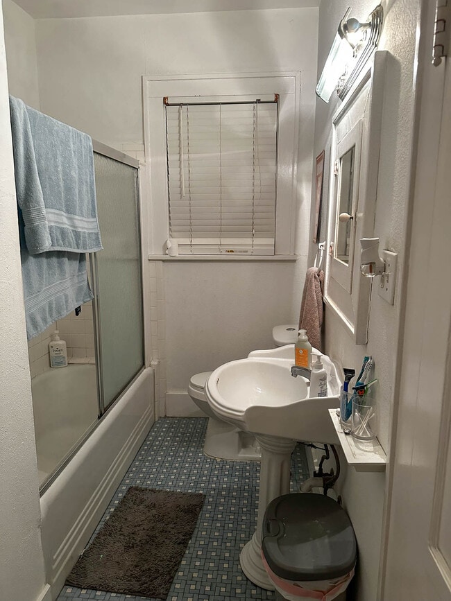 Photo - 401 E 35th St