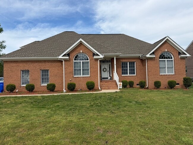 Building Photo - 4 Bed / 2.5 Bath Single Family Home