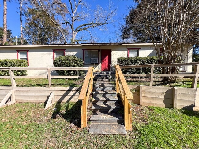 Building Photo - Small but adequate