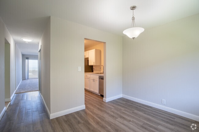1BR, 1BA - 800SF - Pacific View Apartments