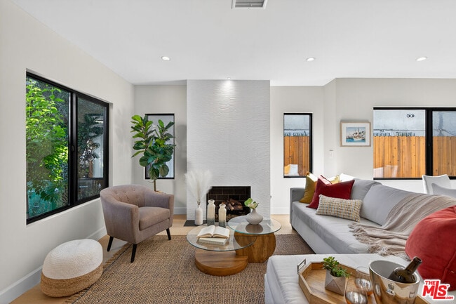 Photo - 2931 S Bronson Ave