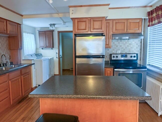 Photo - 30-32 Sherman St - Lakefront Living, Right in the Heart of Burlington Unidad 32-1