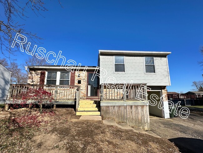 3 Bed 1 Bath Home with large detached garage. - 3 Bed 1 Bath Home with large detached garage.