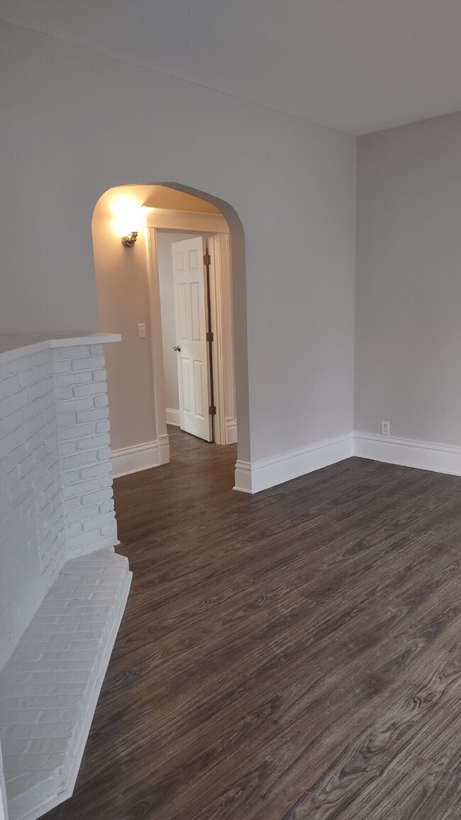 Building Photo - Updated 2-bedroom | Large Kitchen | Laundry in Building Unit LOWER