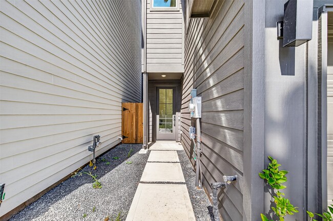 Photo - 3315 Daphne St