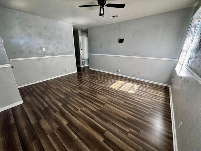 Photo - 1411 Deville St